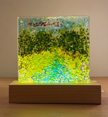 Handgemaakt glaswerk met een impressie van een zomers bospad