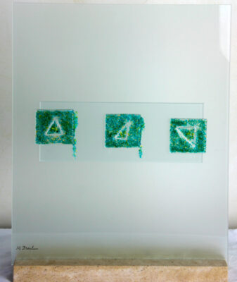 Staande glascreatie op witstenen sokkel. Een combinatie van acide glas met glasfusing creaties uit de glasoven.