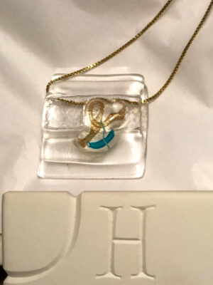 Handgemaakt glasjuweel, combinatie van glasfusing en glas boetseren.